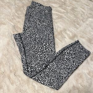 Like new! Lulu- Perfect condition. Instill HR Tight 25” -size 6